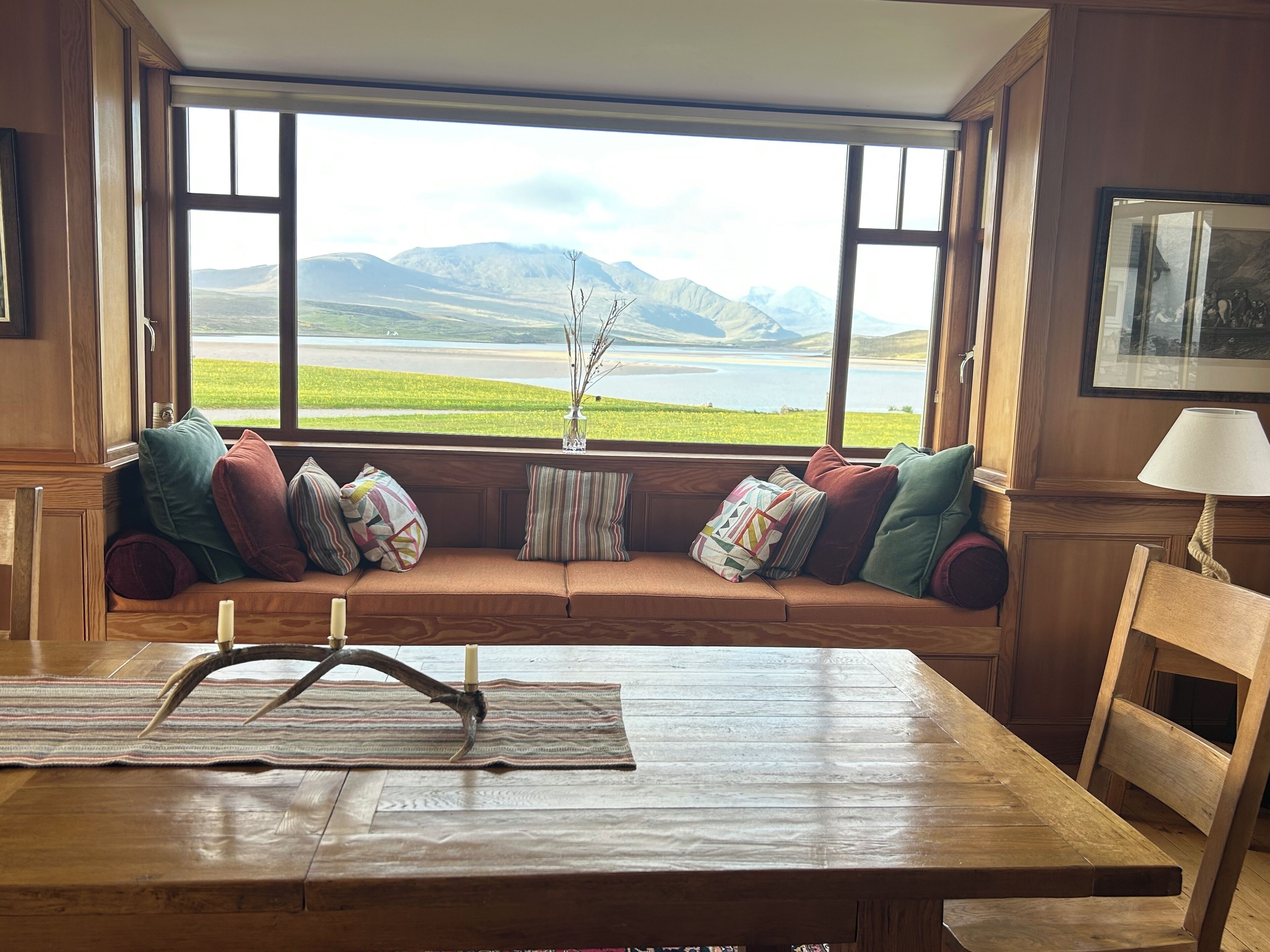 Smart-TV, Kamin, DVD-Player, Bücher