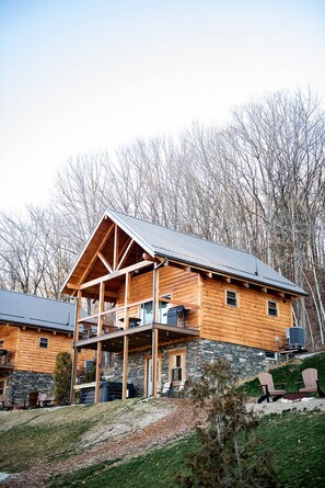 Exterior - Banff/Hot Tub-Lakeview -Pet friendly-8 Person Lodge (Franklin Township)