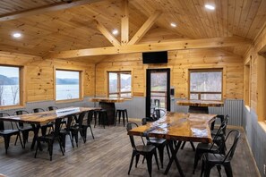 Dining - Banff/Hot Tub-Lakeview -Pet friendly-8 Person Lodge (Franklin Township)