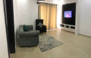 Escritorio y espacio para trabajar con laptop 