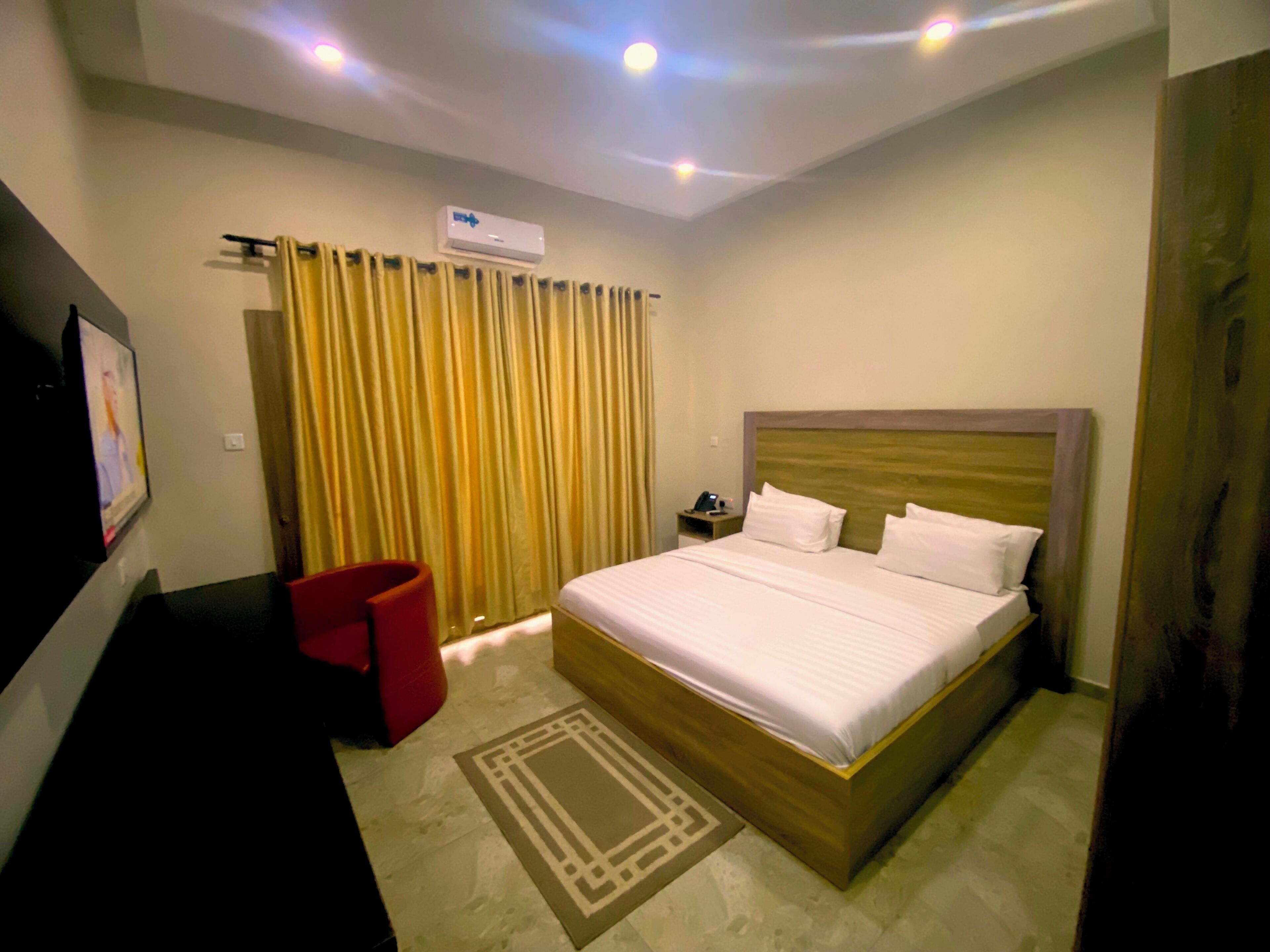 Executive Room, City View | Desk, laptop workspace, soundproofing, free WiFi