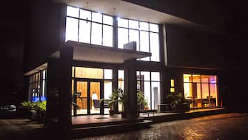 Vista frontal de la propiedad