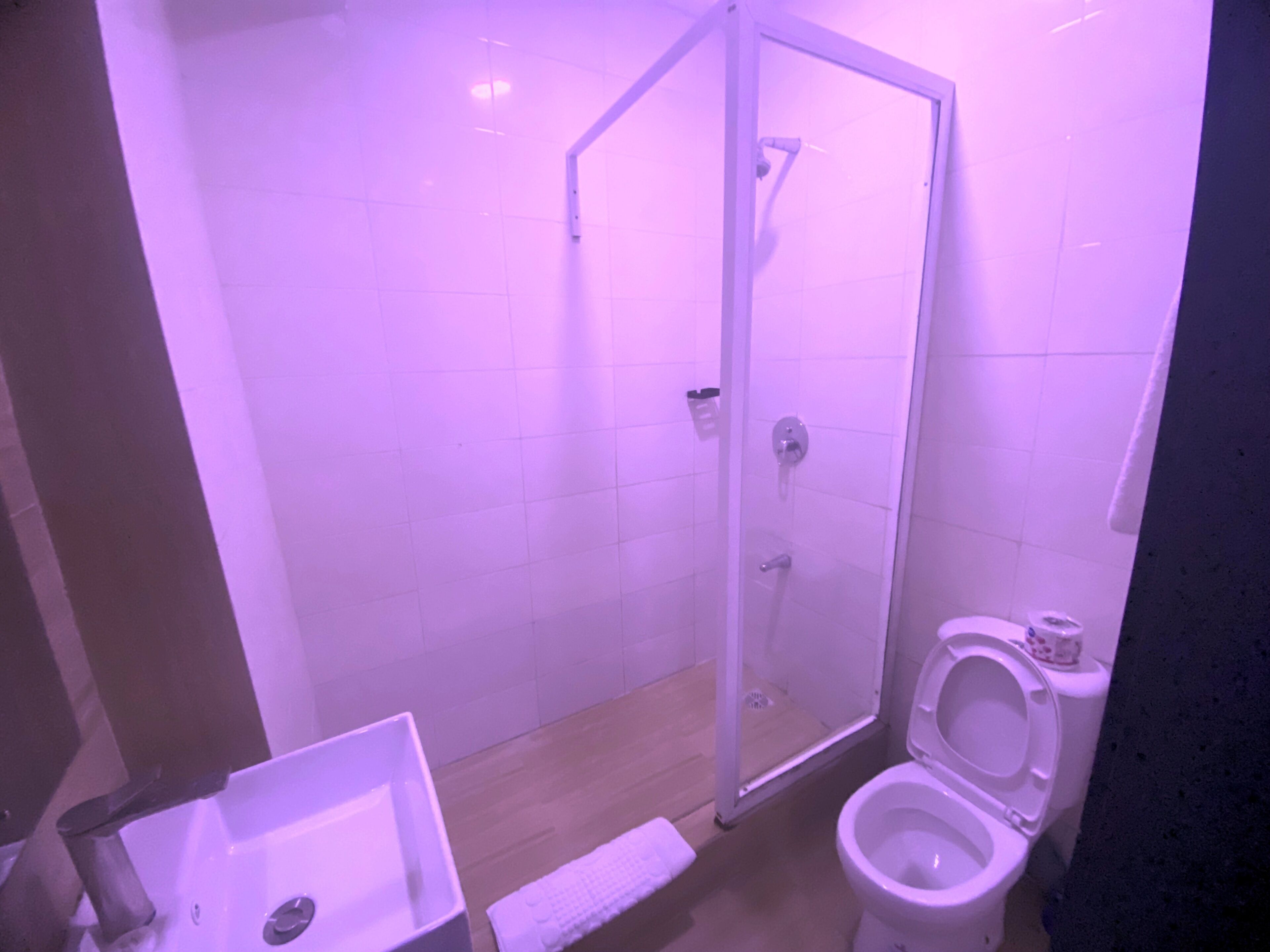 Un baño con ducha, inodoro y lavamanos.