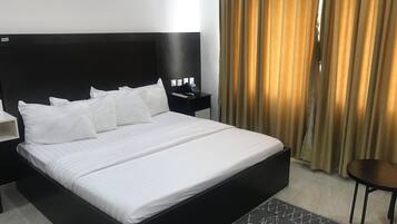 1 habitación, escritorio y espacio para trabajar con laptop