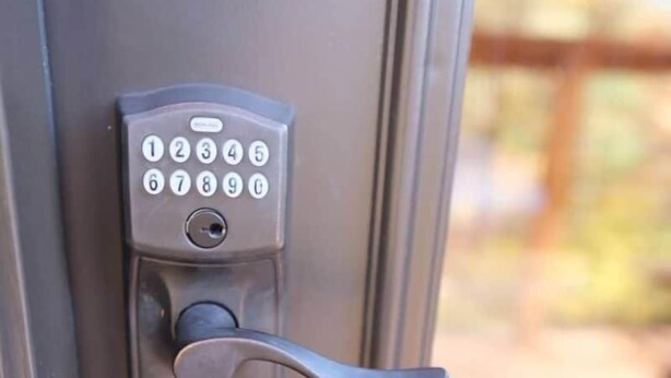 Una puerta con teclado numérico y manija de palanca.