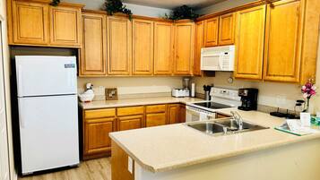 Coffee/tea maker, fridge, microwave, oven