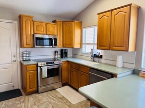 Frigorifero, microonde, forno, piano cottura