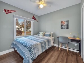 2 Schlafzimmer, Betten mit Memory-Foam-Matratzen, Schreibtisch