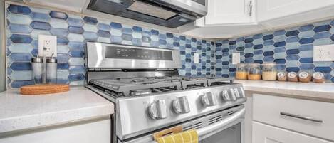 ثلاجة، ميكروويف، فرن، موقد طهي مسطح