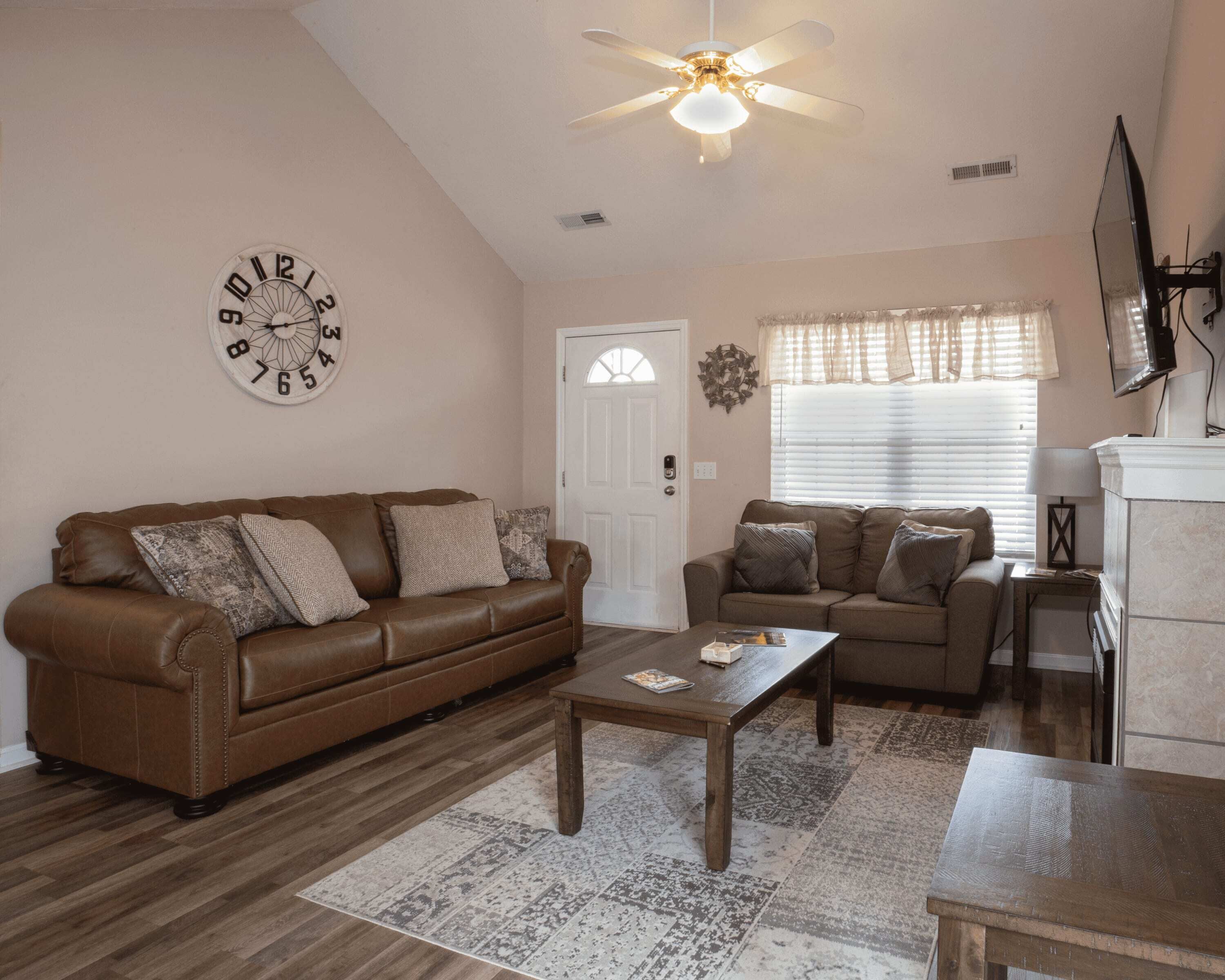 Televisión y chimenea 