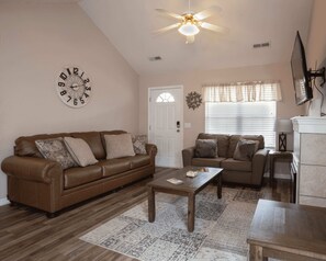 Télévision, cheminée