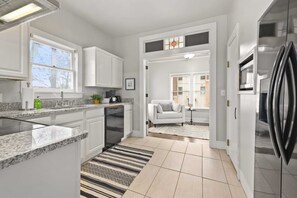 Kylskåp, mikrovågsugn, ugn och spishäll