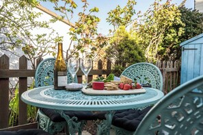 Outdoor dining - Fisherman's Cottage, Aldeburgh (Suffolk)