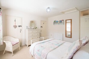 2 bedrooms, iron/ironing board, WiFi, bed sheets - Fisherman's Cottage, Aldeburgh (Suffolk)