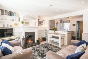 TV, fireplace - Fisherman's Cottage, Aldeburgh (Suffolk)