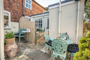 Outdoor dining - Fisherman's Cottage, Aldeburgh (Suffolk)