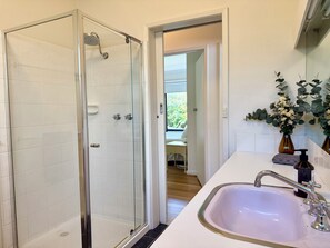Bathtub - Cosy 3 Bedroom, Pet Friendly Beach Home on Riverside (Torquay)