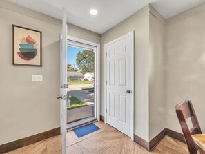 Interior - ★Minimalistic and Stylish Ranch w/ Privacy Fence & No Stairs★ Metro Detroit (Madison Heights)