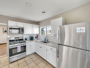 Fridge, microwave, oven, stovetop - ★Minimalistic and Stylish Ranch w/ Privacy Fence & No Stairs★ Metro Detroit (Madison Heights)