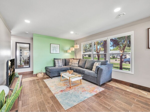 Smart TV - ★Minimalistic and Stylish Ranch w/ Privacy Fence & No Stairs★ Metro Detroit (Madison Heights)