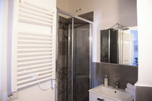 Dusche, Haartrockner, Bidet, Handtücher