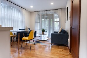 Basic Apartment | Living area