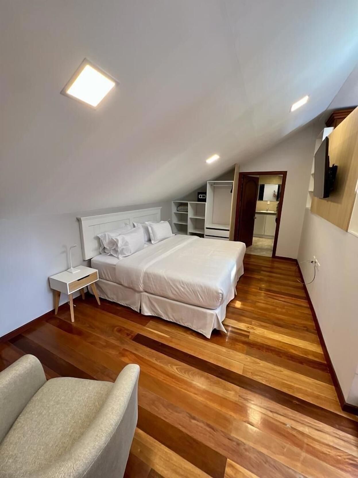 In-room safe, laptop workspace, iron/ironing board, free WiFi