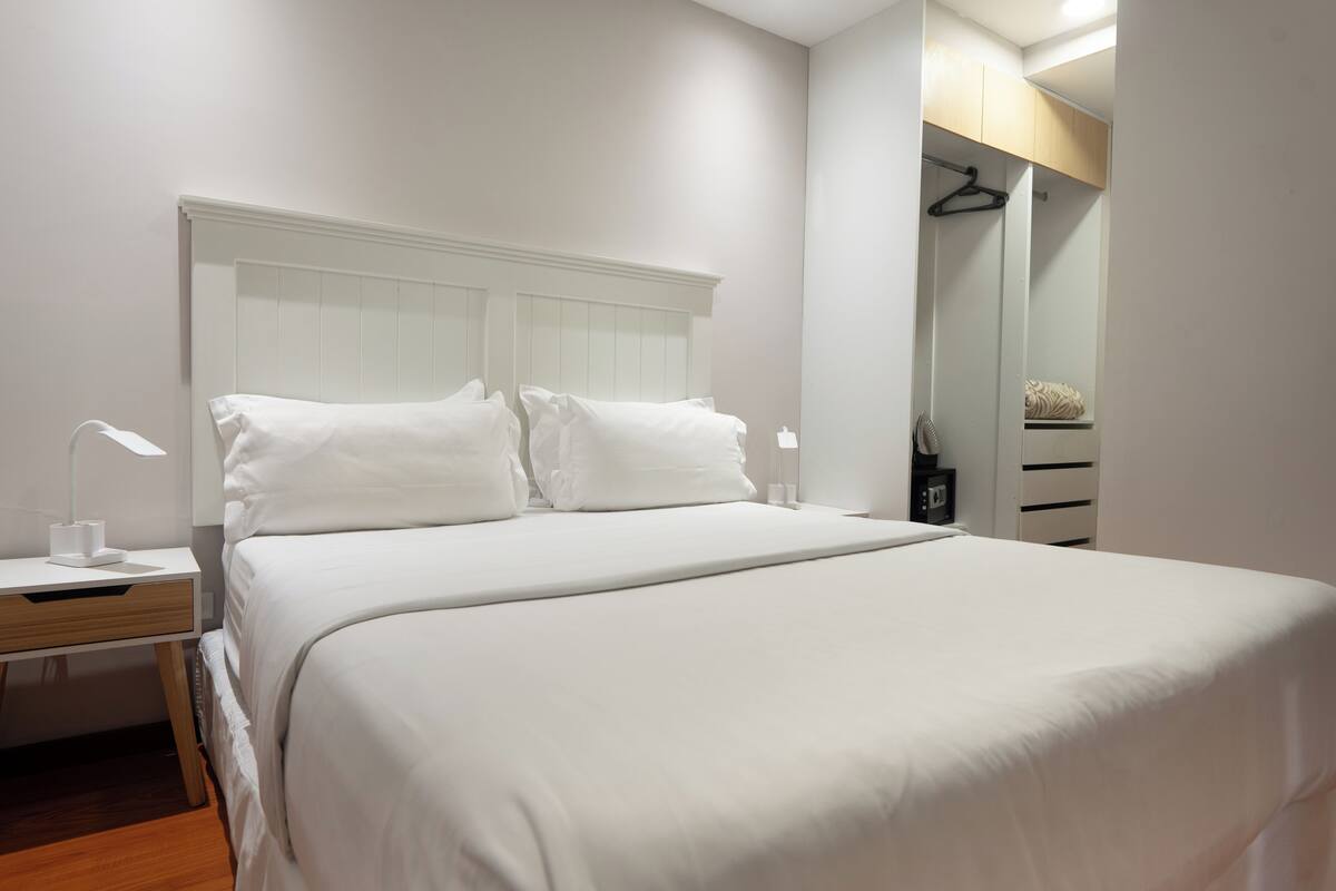 Apartamento básico | 2 dormitorios, caja fuerte, espacio para trabajar con un portátil