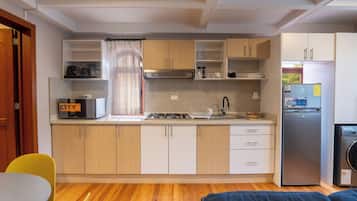 Apartemen Klasik | Dapur pribadi | Lemari es, microwave, penggiling kopi, dan peralatan masak/sendok-piring