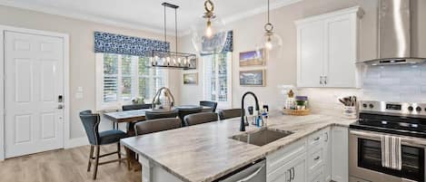 Jääkaappi, mikroaaltouuni, uuni, liesi