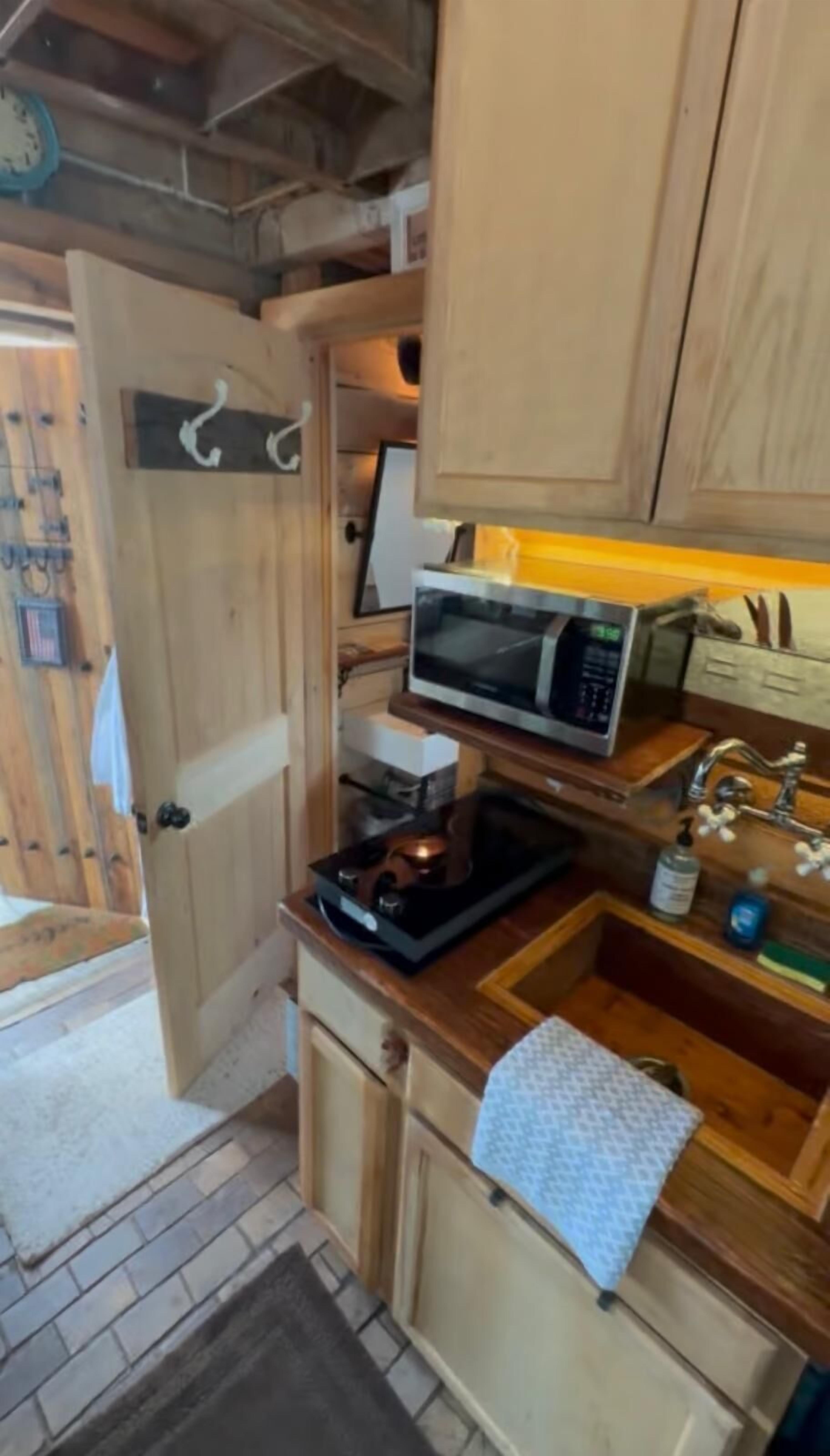 Réfrigérateur, four à micro-ondes, surface de cuisson, cafetière-théière
