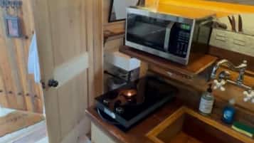 Réfrigérateur, four à micro-ondes, surface de cuisson, cafetière-théière