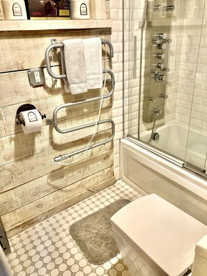 Combined shower/bathtub, jetted bath, towels, soap