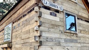Eine rustikale Holzhütte mit einem Schild, auf dem "LA CABANITA 53" steht.
