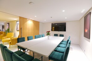 A conference room with a long table, teal chairs, and a white tablecloth. - Ari Boutique Hotel - Adults Only (Marrakech)