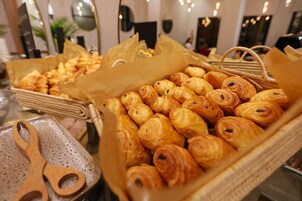 Una mesa de buffet con diversos pasteles y una cuchara de madera.