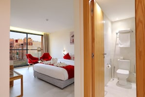 Deluxe Room | Bathroom