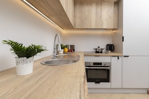 Mikrobølgeovn, oppvaskmaskin og kjøkkenutstyr