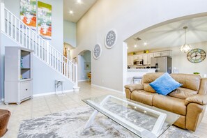 Televisión, reproductor de DVD y tenis de mesa