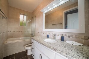 シャワー、タオル、石鹸、トイレットペーパー