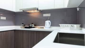 Frigorífic, microones, placa de cuina i bullidora elèctrica