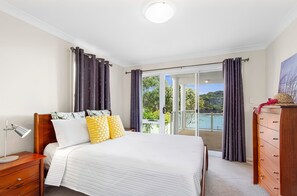 3 bedrooms, iron/ironing board, free WiFi, bed sheets - Pet-Friendly Waterfront Retreat | Malua Bay Beauty (Malua Bay)