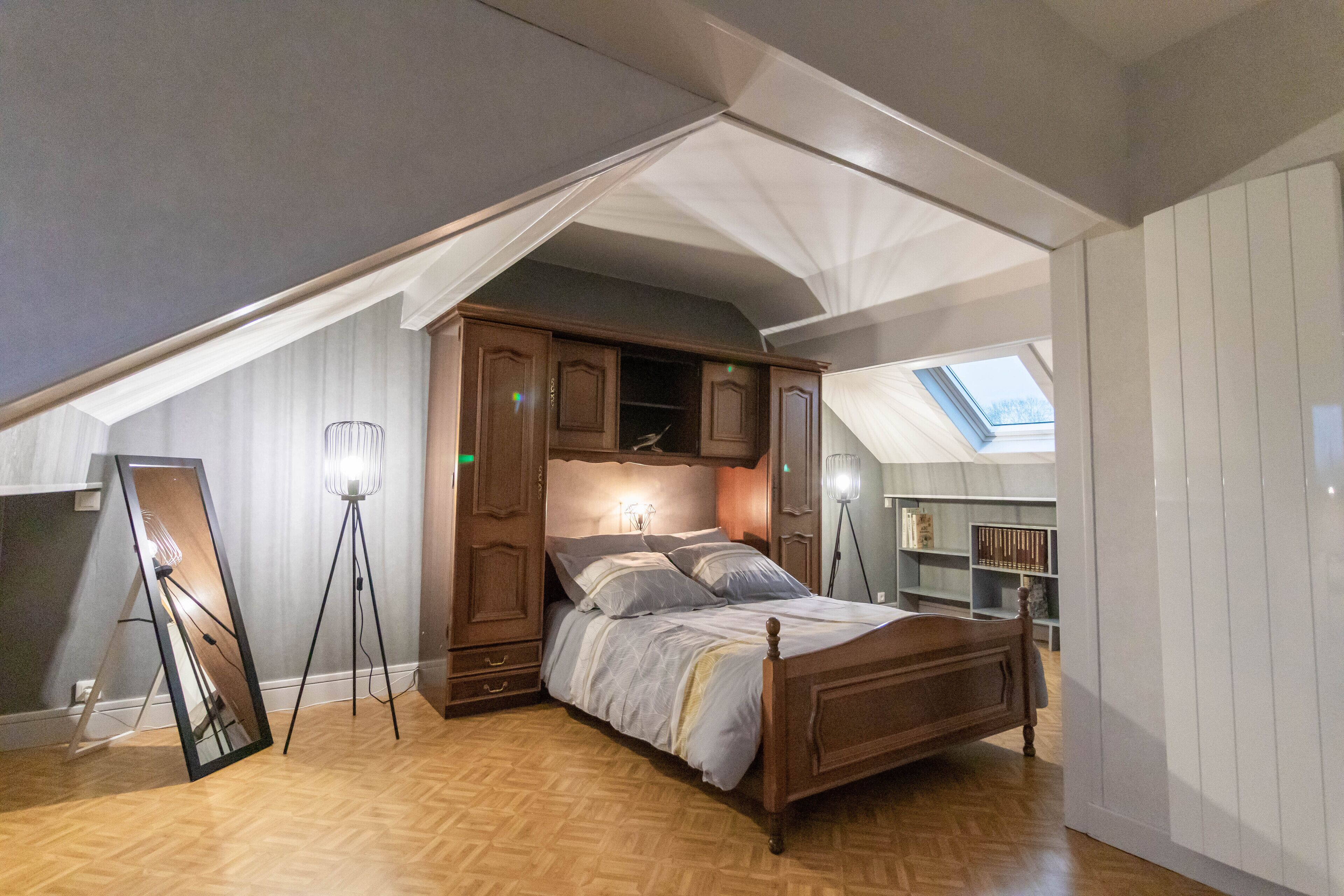 Chambre qui peut accueillir  le lit  bébé. 