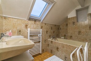 Badewanne, Haartrockner, Handtücher, Toilettenpapier