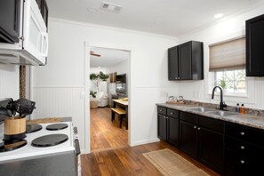 ثلاجة، ميكروويف، فرن، موقد طهي مسطح