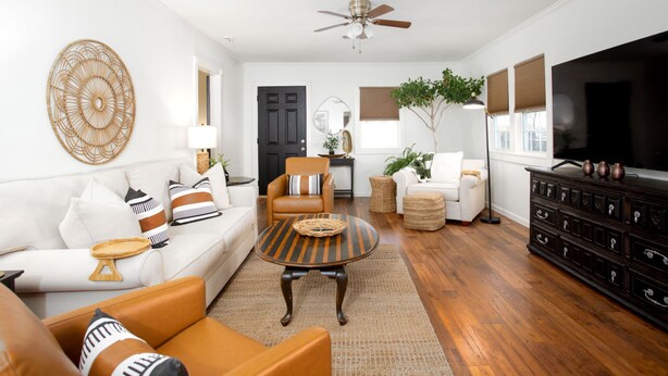 A living room with a sofa, armchairs, a coffee table, a TV, and a ceiling fan. - 2 BR/1BA / IMMACULATE/ DOWNTOWN.
 HIIKE THE CANYON.
PETS WELCOME with SMALL FEE. (Canyon)