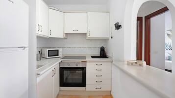 Een koelkast, een magnetron, een oven, een kookplaat