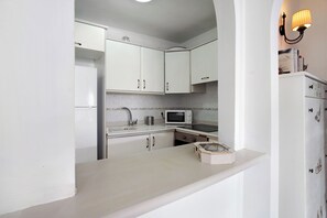 Frigorífico, microondas, horno y placa de cocina