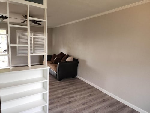 Hospitality House walking distance to Hospital and shopping