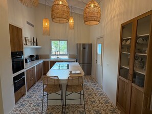Frigorífico, microondas, horno y placa de cocina